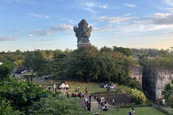 garuda wisnu kencana iconic statue