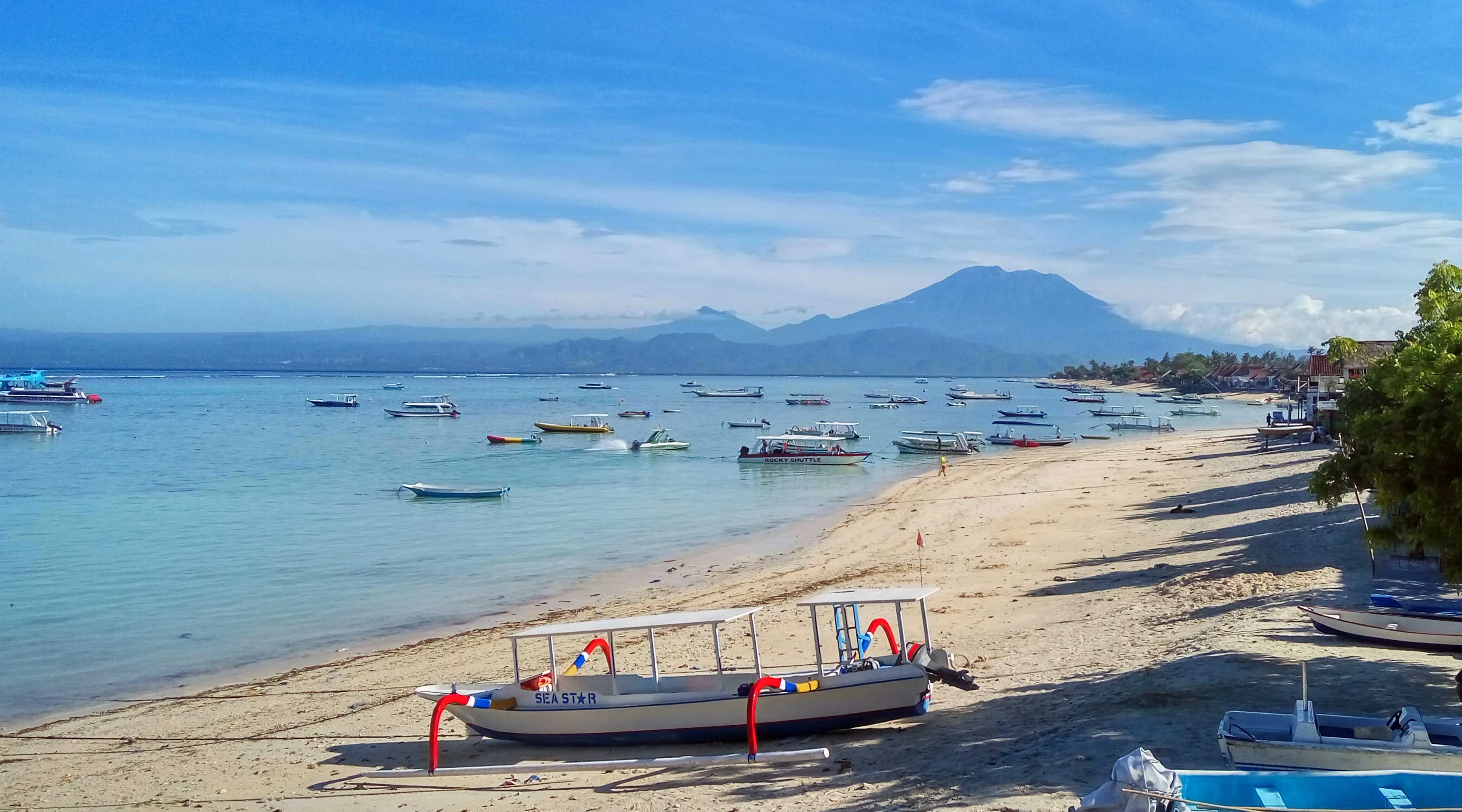 the busy of jungutbatu beach lembongan