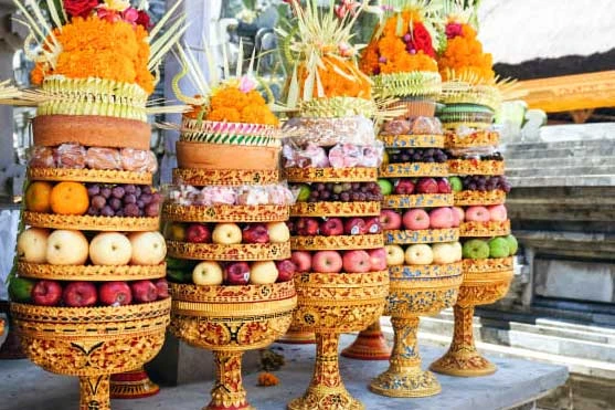 gebogan saraswati day
