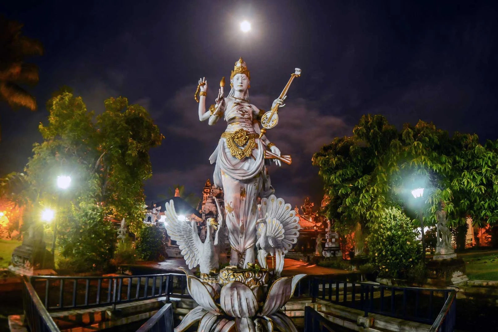 saraswati statue symbolic
