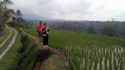 married couple enjoy the jatiluwih private cycling tour