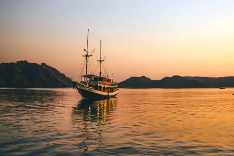 phinisi boat view to explore komodo island