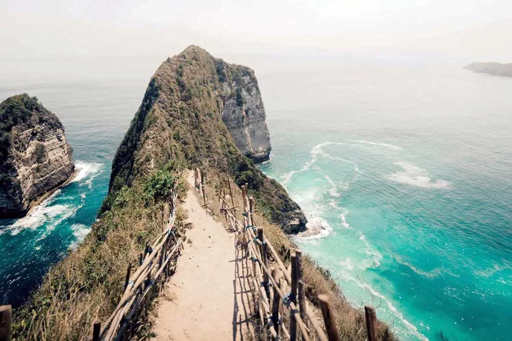 kelingking cliff beach view
