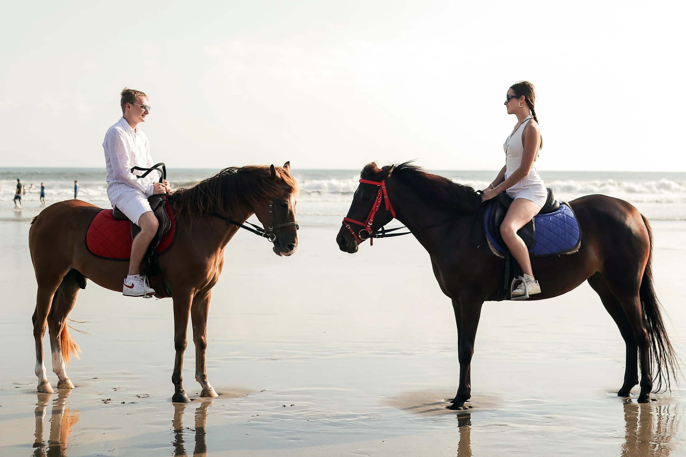 couple photo with a good horse posing
