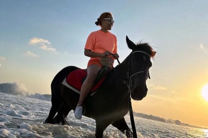 seminyak beach horse riding crossing the waves