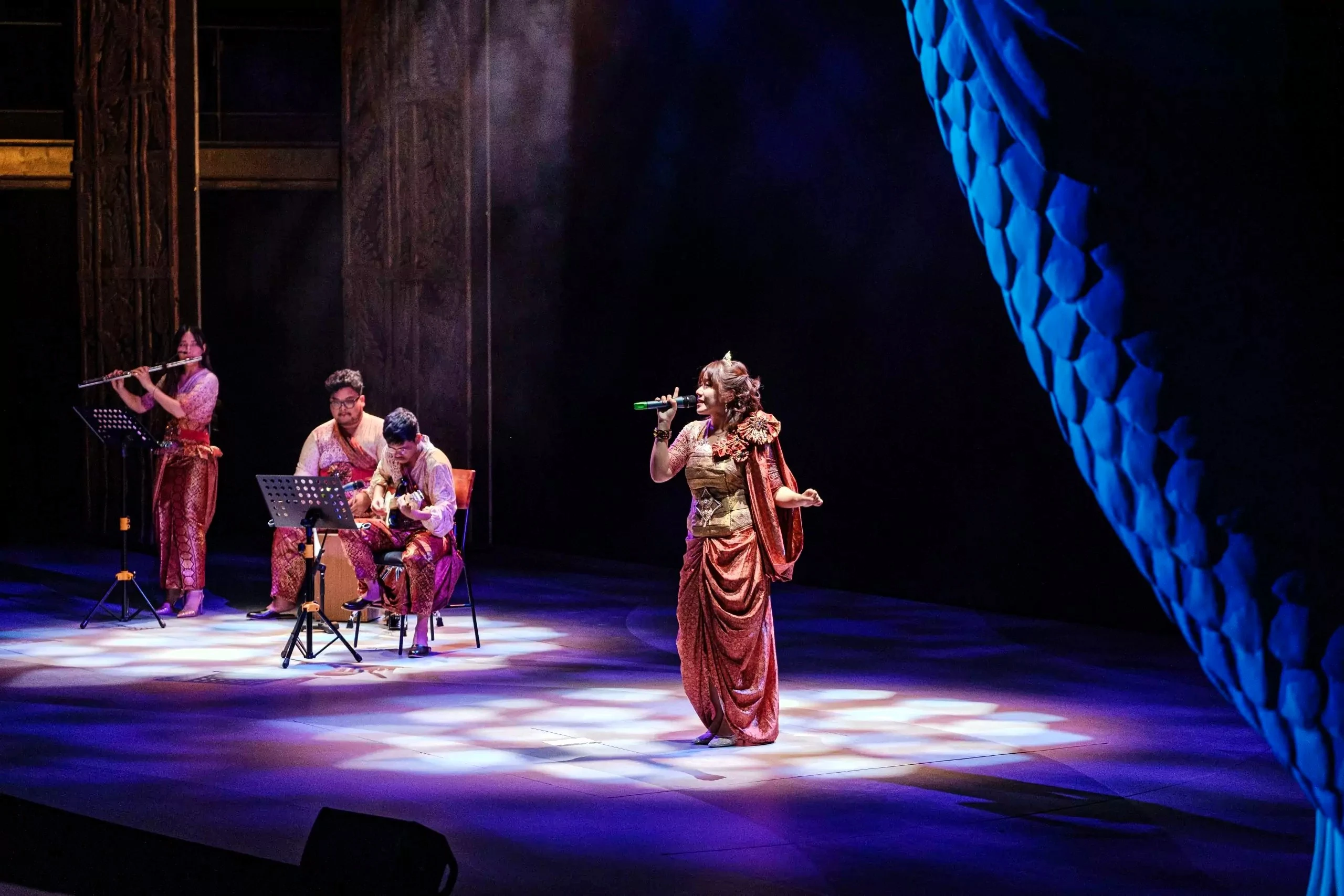 varuna show, varuna stage, taman safari bali, underwater show, varuna underwater theatrical