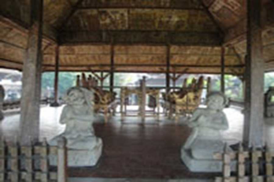 justice table, kertha gosa, klungkung 