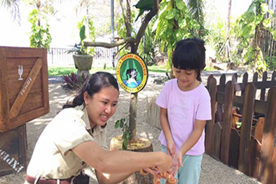 berfoto dengan binatang di taman safari bali