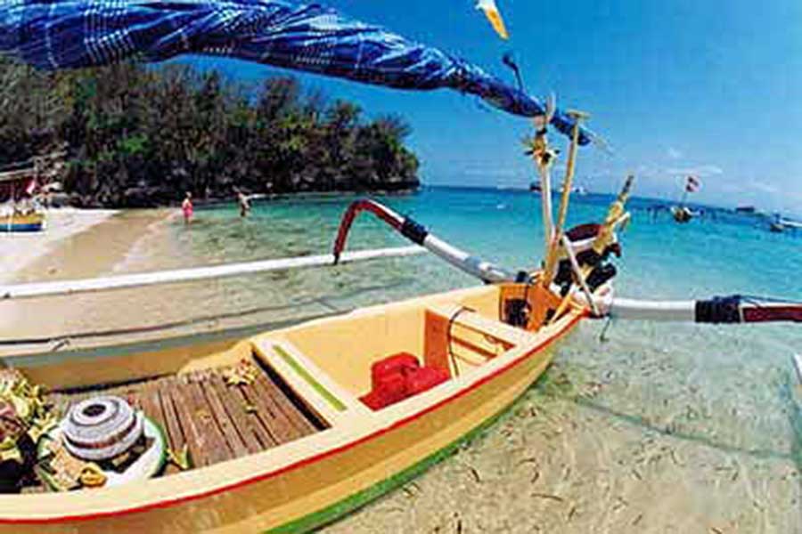 traditional boat in lembongan island