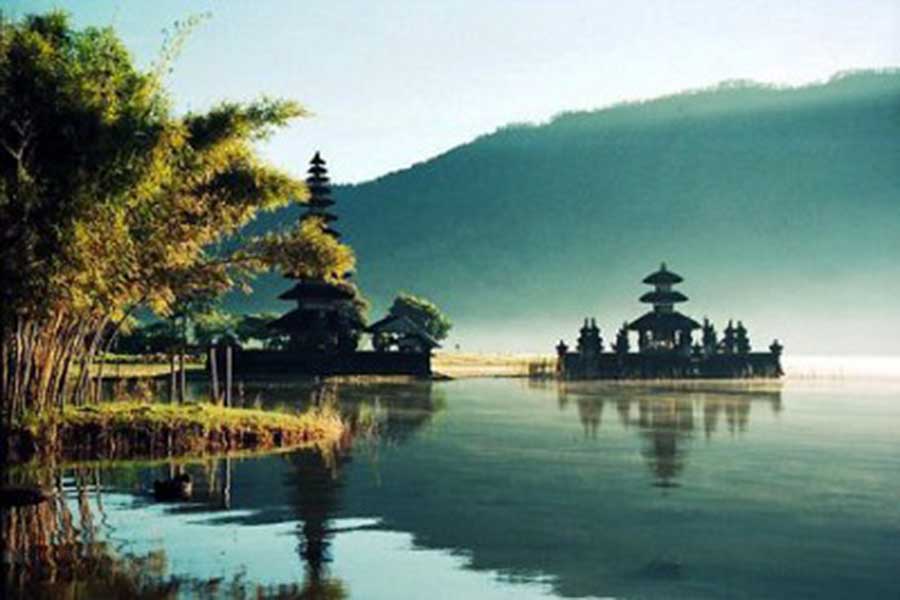 Ulun danu temple, beratan lake, honeymoon package bali